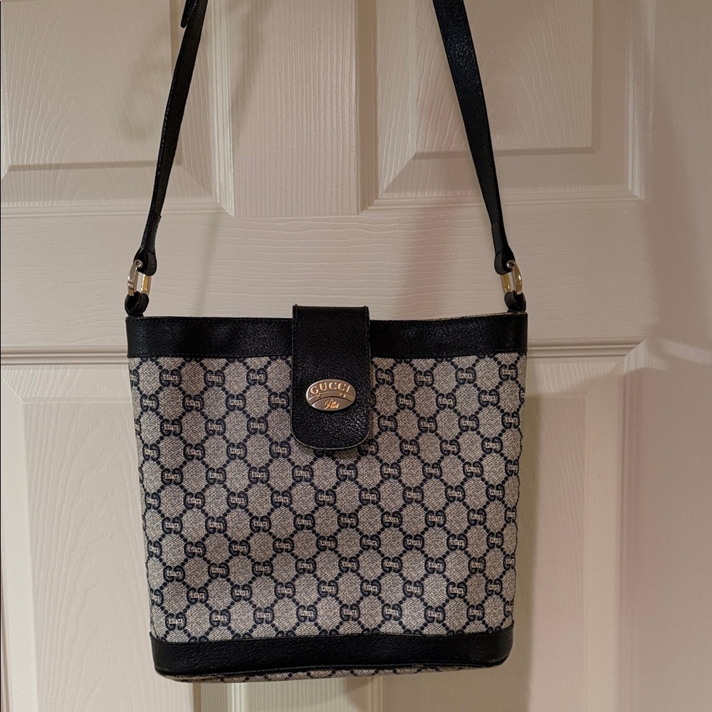 Vintage Gucci Plus handbag Beautiful iconic monogram model There are minor flaws